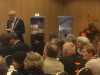 Burgemeester Van Soest presenteert de Jad aan het Boxmeerse publiek tijdens Koningsdag