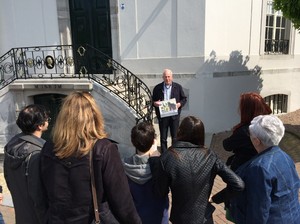 Gidsgroeter Jan Oostlander bij het Kasteel