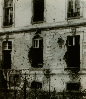 In 1944-45 zorgen granaatinslagen voor veel schade aan het kasteel. Rechts de ruimte waar het schilderij zich bevond.
