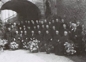 Eeuwfeest 1930, in het midden onder Titus Brandsma