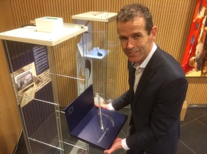 Voorzitter Dick Jetten plaatst de Jad in de Vitrine