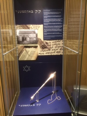 Detail van de vitrine welke in het gemeentehuis staat