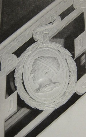Unieke opname van het medaillon voordat de trapbalustrade gesloopt werd (1977)