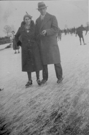 1932 Vader en moeder van Willy Theunissen schaatsen Jan Theunissen en Cato Theunissen Janssen .op De Meer
